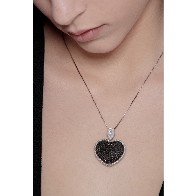 Collar en Oro Blanco 18k Corazón de Diamantes Negros y Blancos