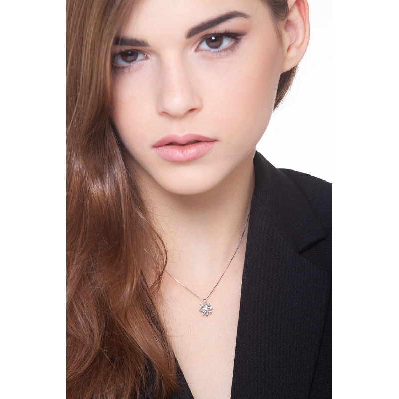 Collar Flor en Oro Blanco 18k con Diamantes Collar Flor en Oro Blanco 18k con Diamantes
