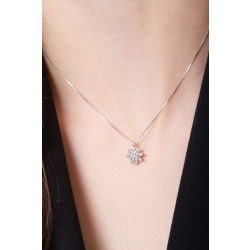 Collar Flor en Oro Blanco 18k con Diamantes 2