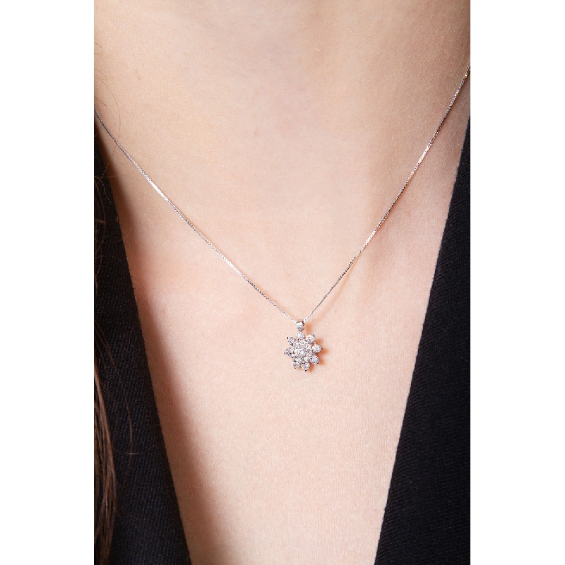 Collar Flor en Oro Blanco 18k con Diamantes Collar Flor en Oro Blanco 18k con Diamantes