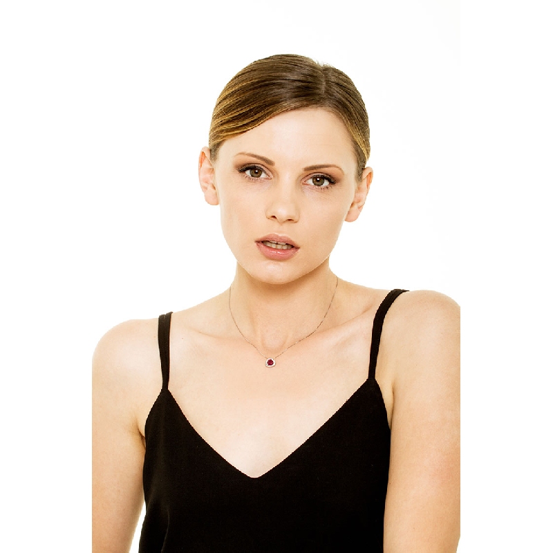 Collar en oro blanco de 18k con rubí y diamantes