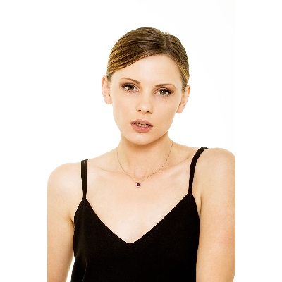 Collar en oro blanco de 18k con rubí y diamantes