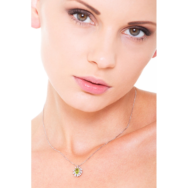 Collar con oro blanco 18K con un peridoto y diamantes Collar con oro blanco 18K con un peridoto y diamantes