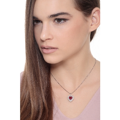Collar elegante con rubí en corte corazón y diamantes