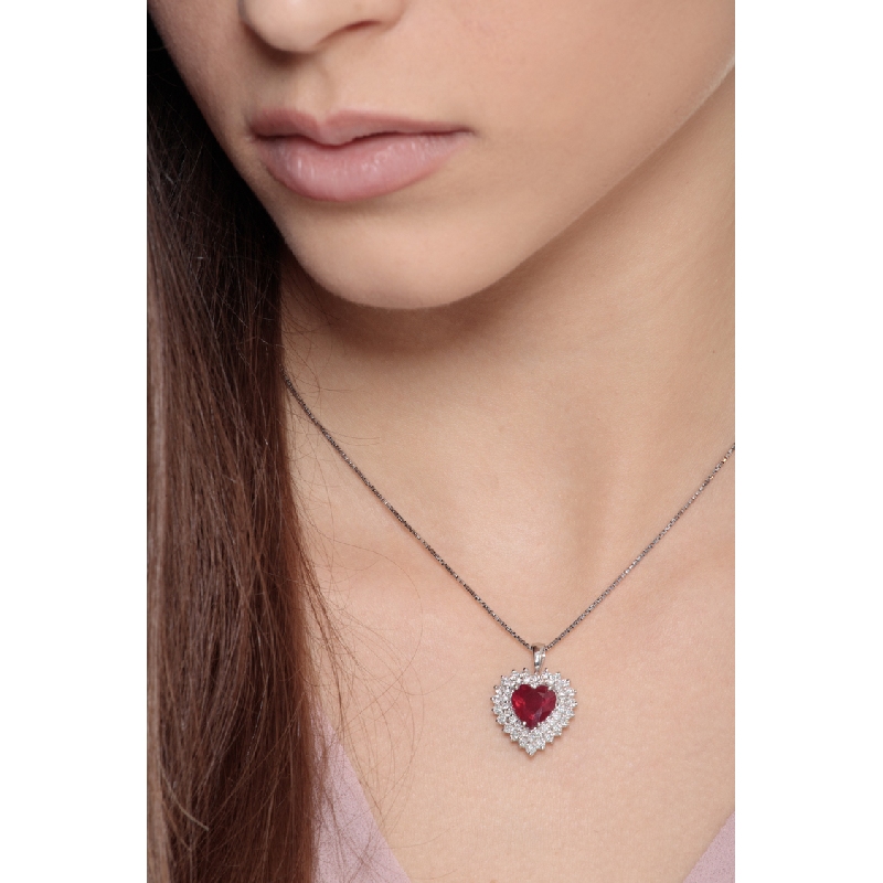 Collar elegante con rubí en corte corazón y diamantes Collar elegante con rubí en corte corazón y diamantes