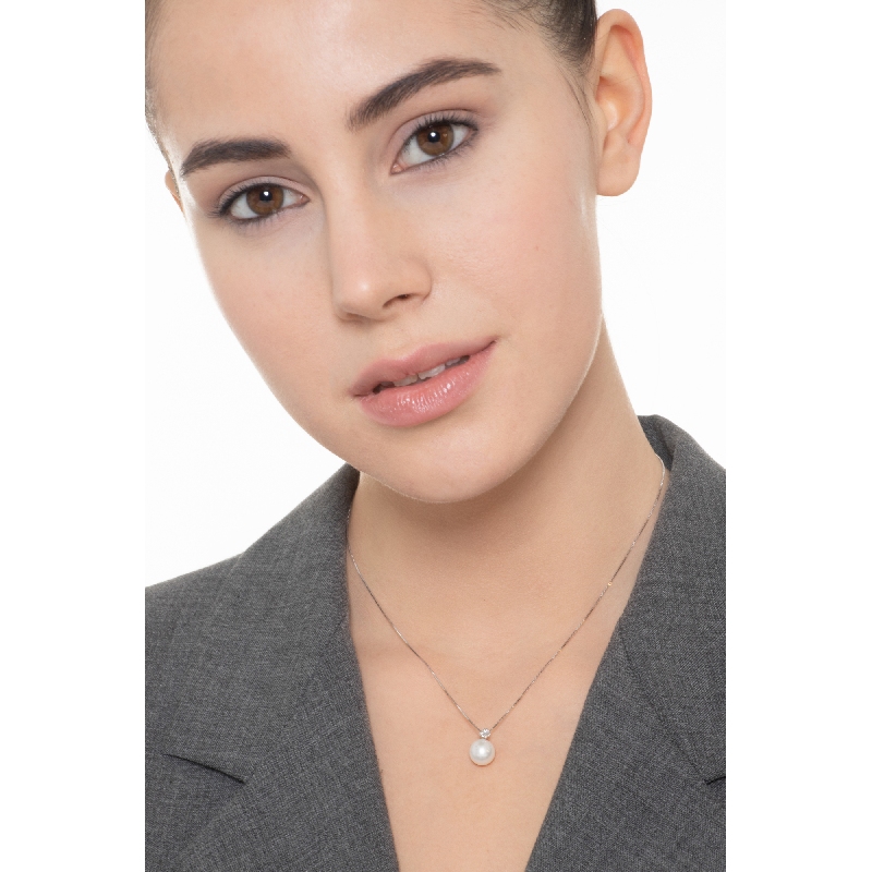 Collar en oro blanco con perla natural de 8 mm y diamante