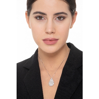 ollar en oro blanco 18K con colgante gota y diamantes