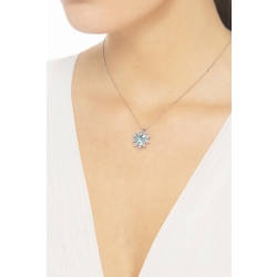 Collar de oro blanco 18k con colgante en forma de flor y aquamarina 2