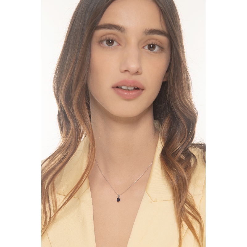 Collar en Oro Blanco 18k con Colgante Gota y Zafiro Azul