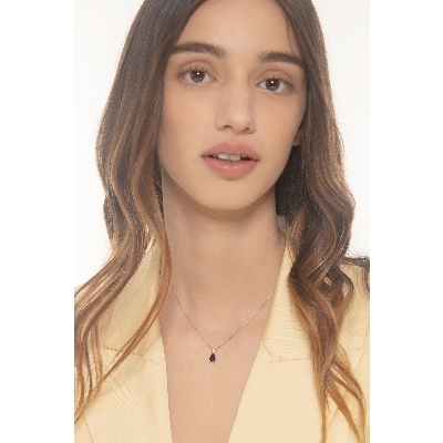 Collar en Oro Blanco 18k con Colgante Gota y Zafiro Azul