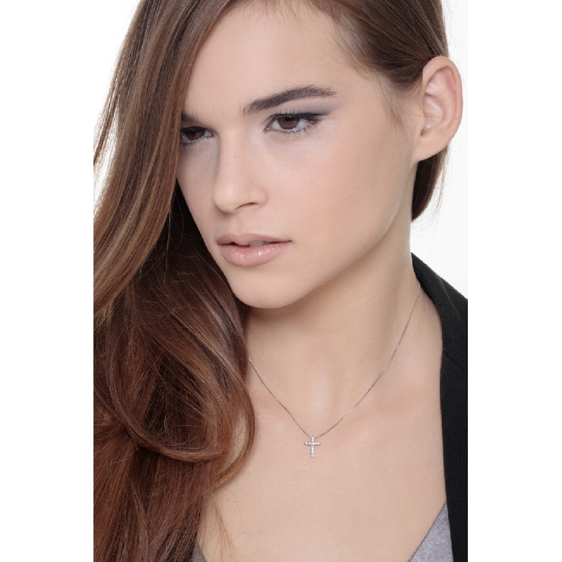 Collar cruz en oro blanco 18k con diamantes