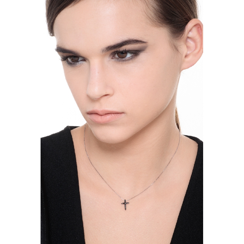 Collar con cruz en oro blanco de 18k y diamantes negros