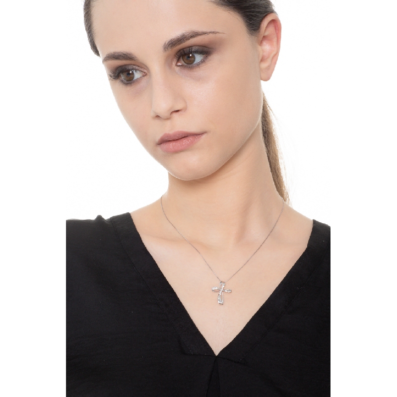 Collar con cruz en oro blanco de 18 quilates con diamantes