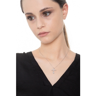 Collar con cruz en oro blanco de 18 quilates con diamantes