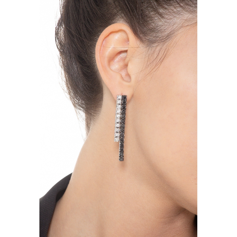 Pendientes de tenis en oro blanco de 18k con diamantes blancos y negros Pendientes de tenis en oro blanco de 18k con diamantes blancos y negros