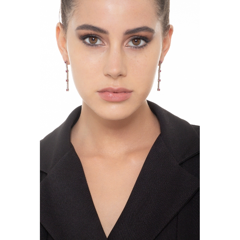 Pendientes en oro blanco de 18k con rubíes y diamantes alternados Pendientes en oro blanco de 18k con rubíes y diamantes alternados