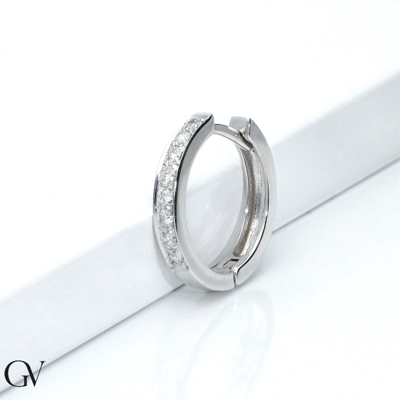 Pendiente individual de aro en oro blanco de 18k con diamantes  Pendiente individual de aro en oro blanco de 18k con diamantes
