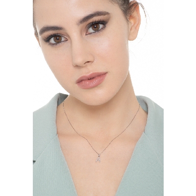 Collar con letra A de diamantes