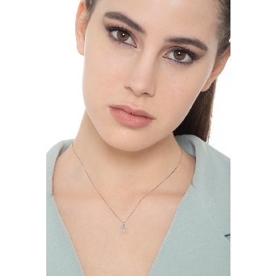 Collar con letra D de diamantes