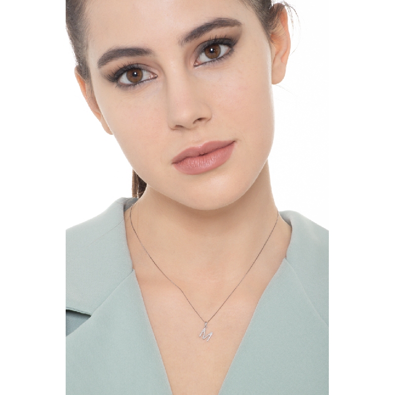 Collar en oro blanco de 18k con letra M engastada con diamantes