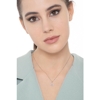 Collar en oro blanco de 18k con letra M engastada con diamantes
