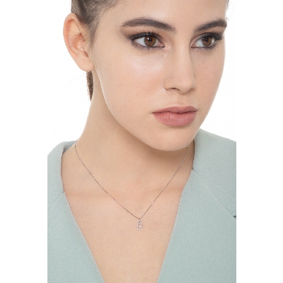 Collar en oro blanco de 18k con letra R engastada con diamantes
