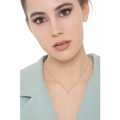 Collar con letra S de diamantes