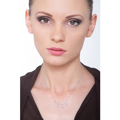 Collar elegante oro blanco 18k LOVE con diamantes brillantes