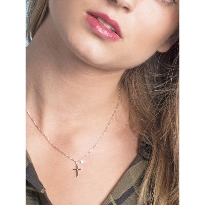 Collar elegante oro blanco 18k con cruz de diamantes