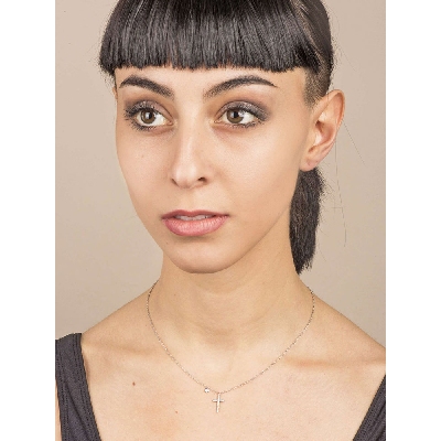 Collar elegante oro blanco 18k con cruz de diamantes