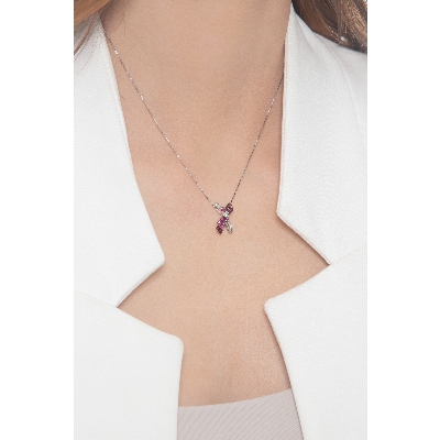 Collar oro blanco 18k con colgante cruz con rubíes y diamantes