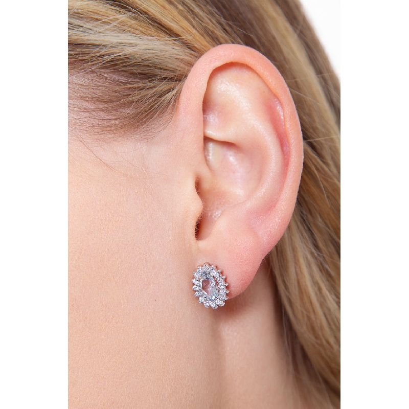 Pendientes en oro blanco 18k con aguamarina ovalada y halo de diamantes  Pendientes en oro blanco 18k con aguamarina ovalada y halo de diamantes