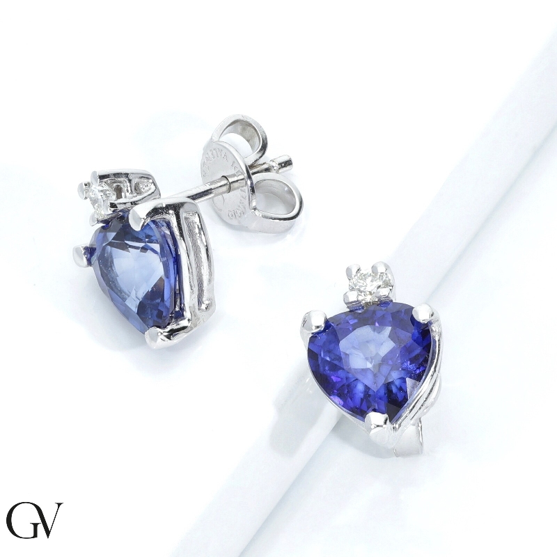 Pendientes en oro 18K con zafiros en forma de corazón y diamantes