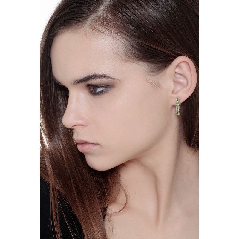 Pendientes en oro blanco de 18k con peridotos y diamantes Pendientes en oro blanco de 18k con peridotos y diamantes