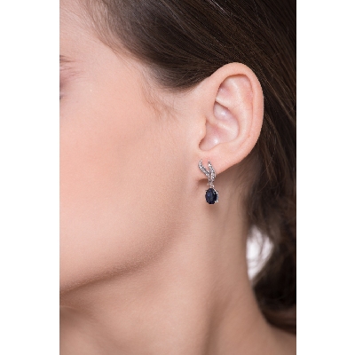 Pendientes en oro blanco de 18k con diamantes y zafiros azules