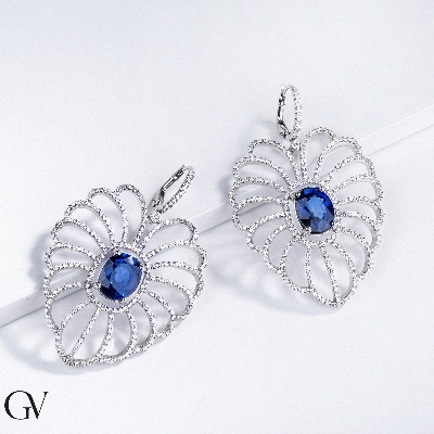 Elegantes pendientes ovalados con diamantes y un zafiro azul central