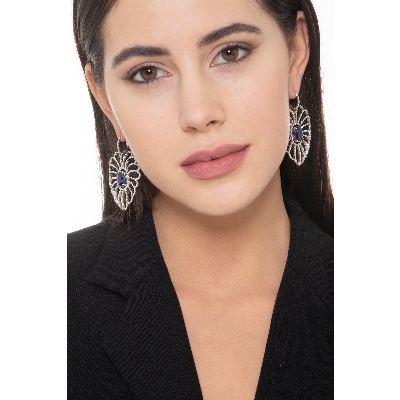 Elegantes pendientes ovalados con diamantes y un zafiro azul central