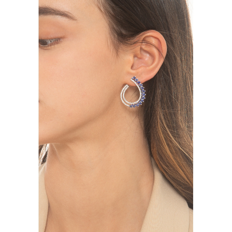 Pendientes en oro blanco de 18k en forma de gota con zafiros azules y diamantes Pendientes en oro blanco de 18k en forma de gota con zafiros azules y diamantes