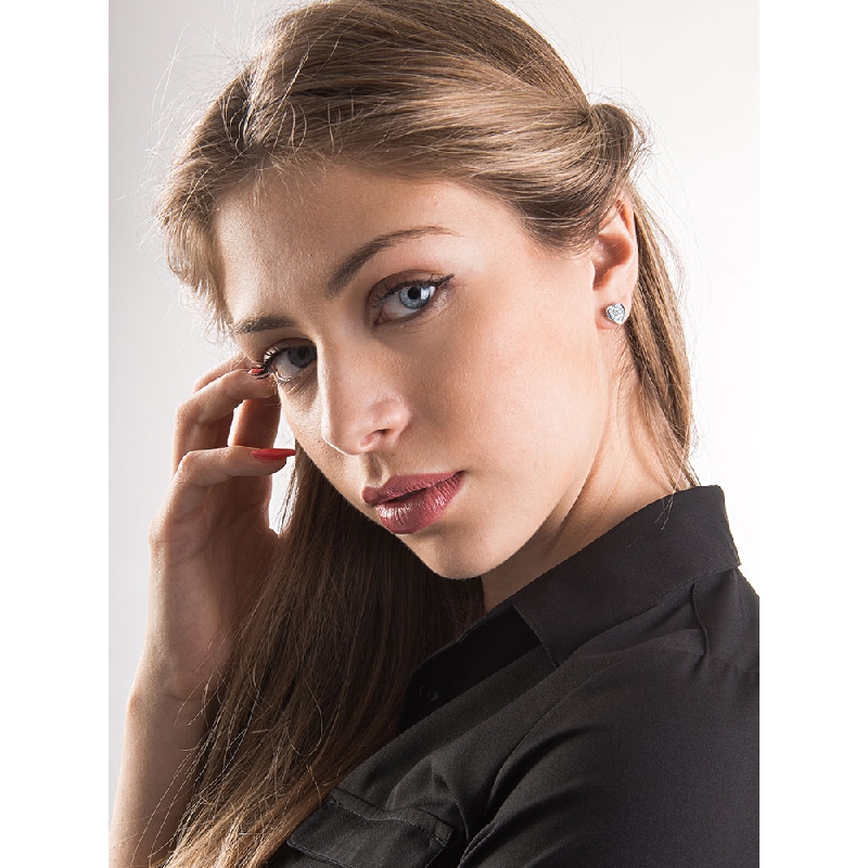 Pendientes corazón de oro blanco de 18k con un pavé de diamantes Pendientes corazón de oro blanco de 18k con un pavé de diamantes