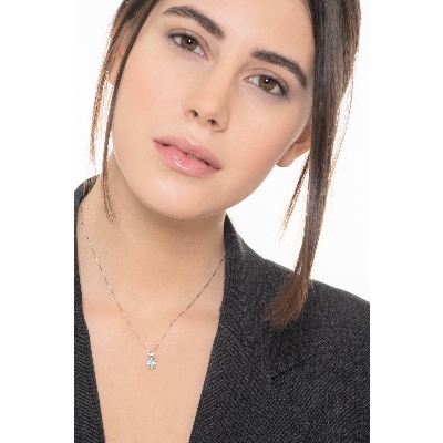 Collar en oro blanco con aguamarina ovalada y diamante