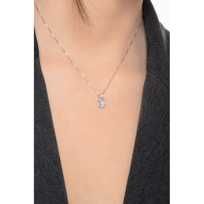 Collar en oro blanco con aguamarina ovalada y diamante
