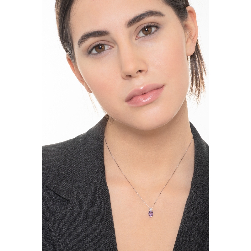 Collar de oro blanco de 18 quilates con amatista central y diamante