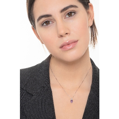 Collar de oro blanco de 18 quilates con amatista central y diamante