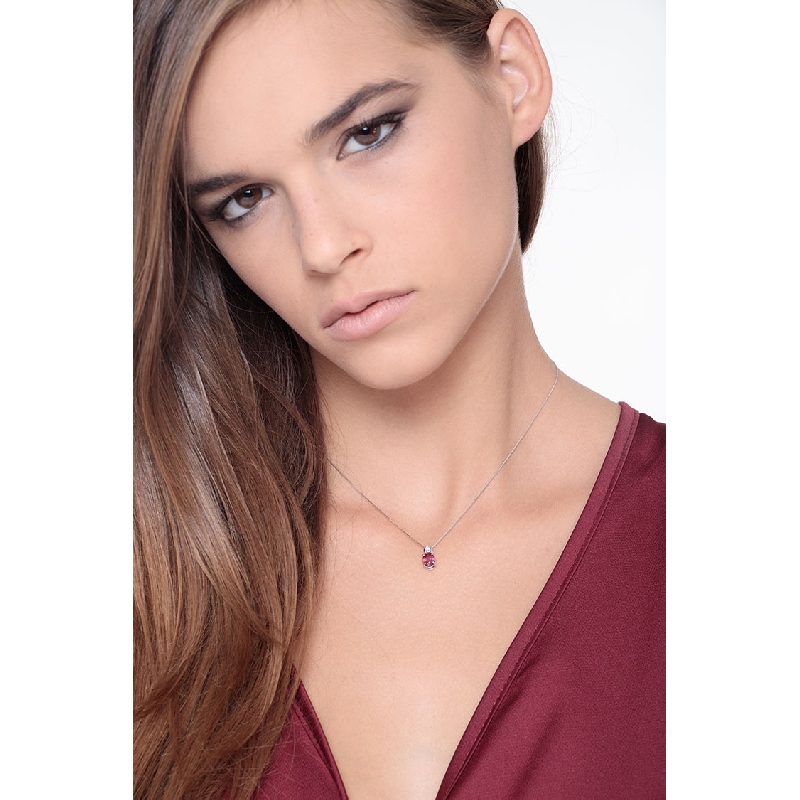 Collar en oro blanco 18k con rubí 6x4 mm y diamante