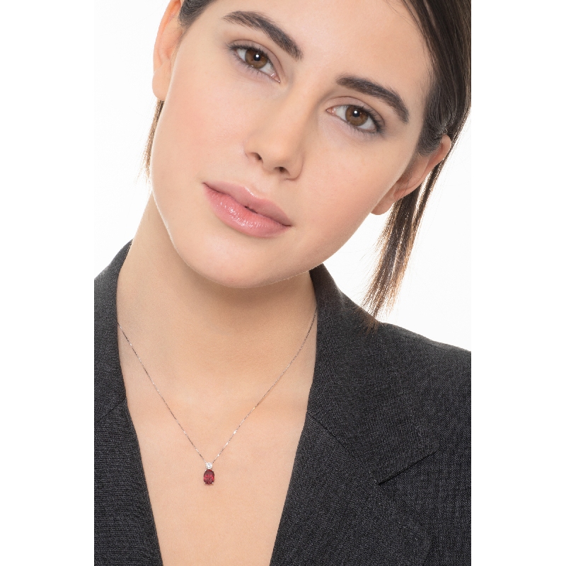 Collar de oro blanco 18k con rubí central