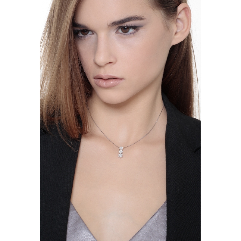 Collar en oro blanco de 18k con tres colgantes con diamantes Collar en oro blanco de 18k con tres colgantes con diamantes