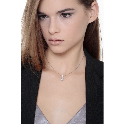 Collar en oro blanco de 18k con tres colgantes con diamantes