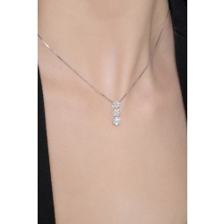 Collar en oro blanco de 18k con tres colgantes con diamantes 2