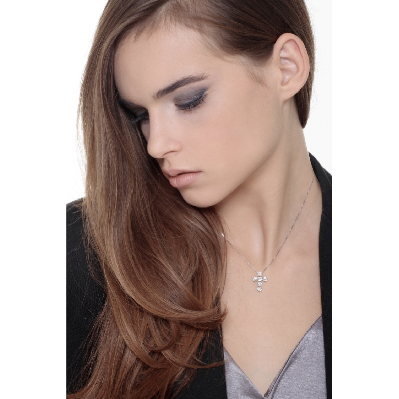 Collar con colgante de cruz en oro blanco 18 quilates  Collar con colgante de cruz en oro blanco 18 quilates