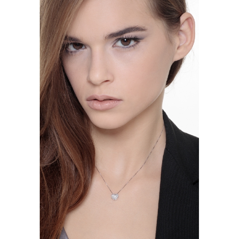 Collar de oro blanco de 18 kilates con colgante de corazón pavé de diamantes Collar de oro blanco de 18 kilates con colgante de corazón pavé de diamantes